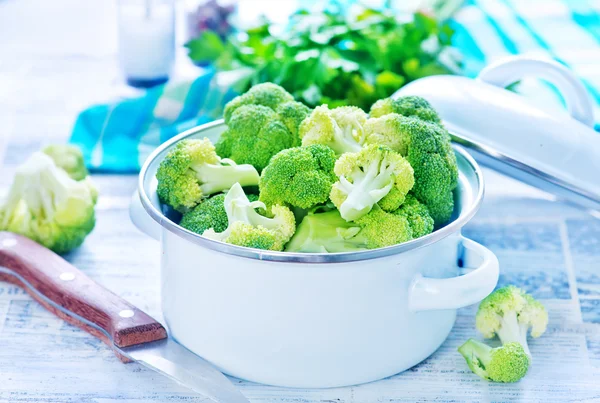 Broccoli crudi in casseruola — Foto Stock