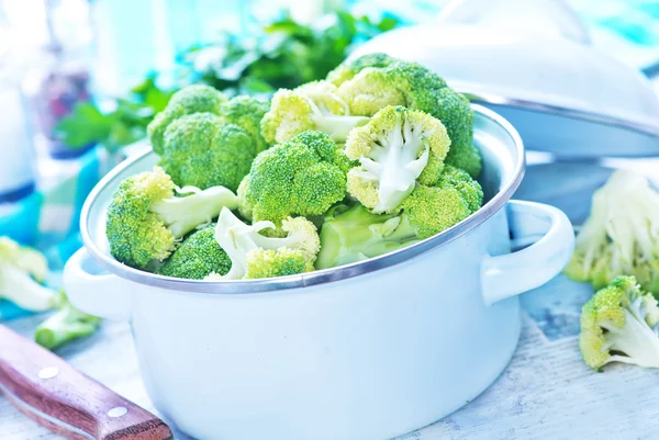 Brokoli mentah dalam casserole — Stok Foto