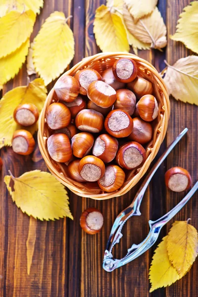 Hojas de otoño y avellanas —  Fotos de Stock