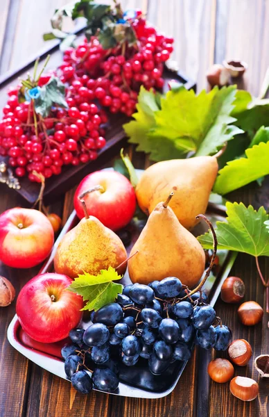 Frutas de otoño en la mesa de madera — Foto de Stock