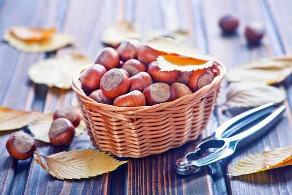 Hojas de otoño y avellanas —  Fotos de Stock