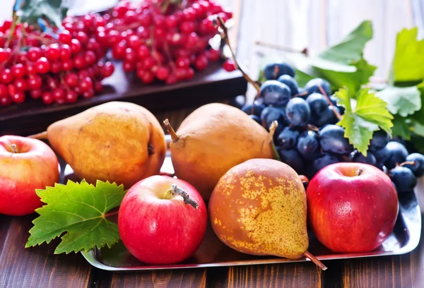 Herfst vruchten op de houten tafel — Stockfoto