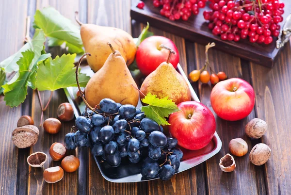 Herfst vruchten op de houten tafel — Stockfoto