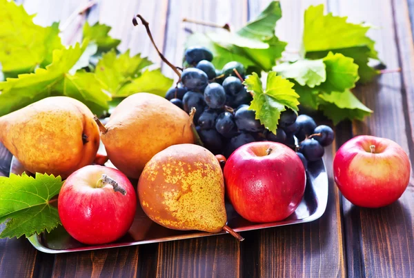 Frutos de outono na mesa de madeira — Fotografia de Stock