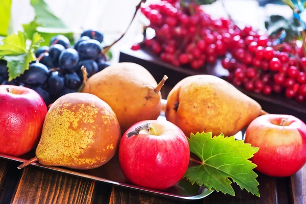 Frutos de outono na mesa de madeira — Fotografia de Stock