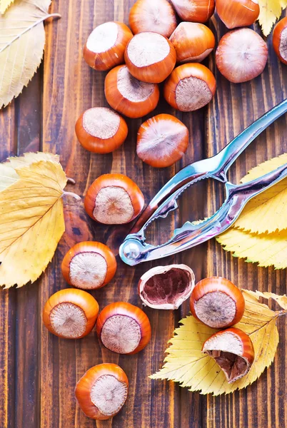 Hojas de otoño y avellanas —  Fotos de Stock