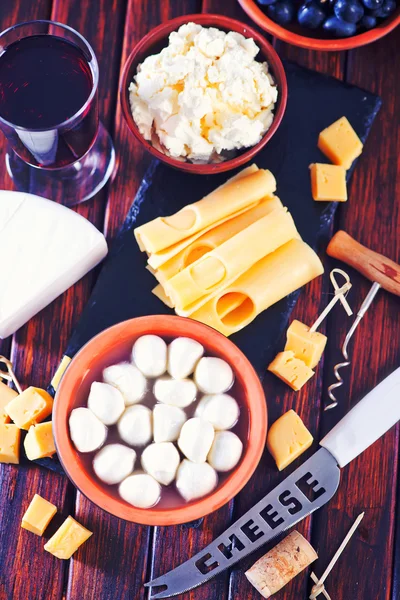 Queso en tazón y a bordo — Foto de Stock