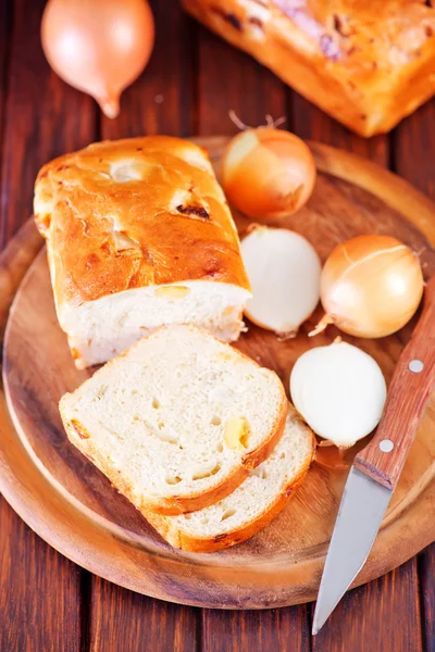 Цибулевий хліб на дошці — стокове фото