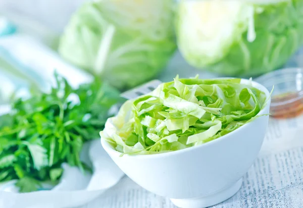 Salada de repolho em tigela — Fotografia de Stock