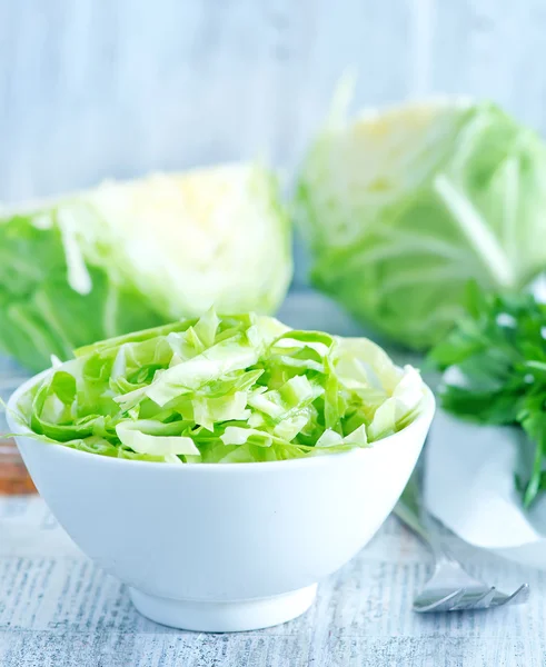 Salada de repolho em tigela — Fotografia de Stock