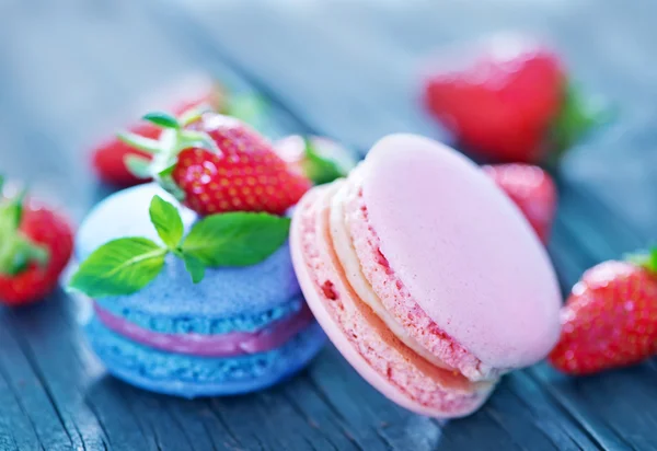 Strawberry macaroons and fresh berries — Stock Photo, Image