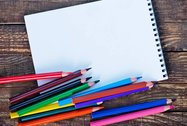 Prázdné poznámky a barevné tužky — Stock fotografie