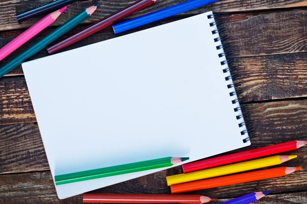 Prázdné poznámky a barevné tužky — Stock fotografie