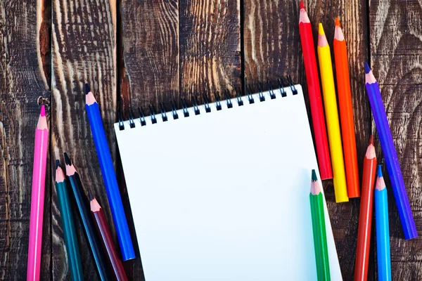Lege opmerking en kleur potloden — Stockfoto