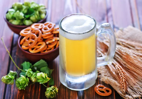 Beer in glass and crackers — Stock Photo, Image