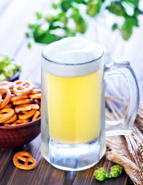 Beer in glass and crackers — Stock Photo, Image
