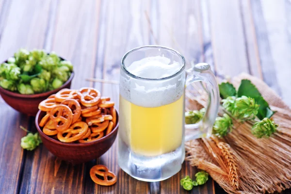 Beer in glass and crackers — Stock Photo, Image