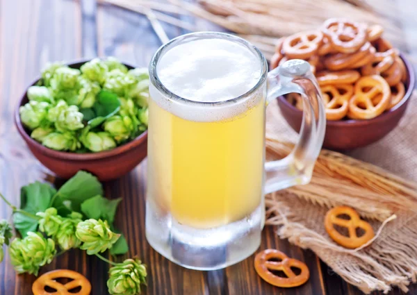 Beer in glass and crackers — Stock Photo, Image