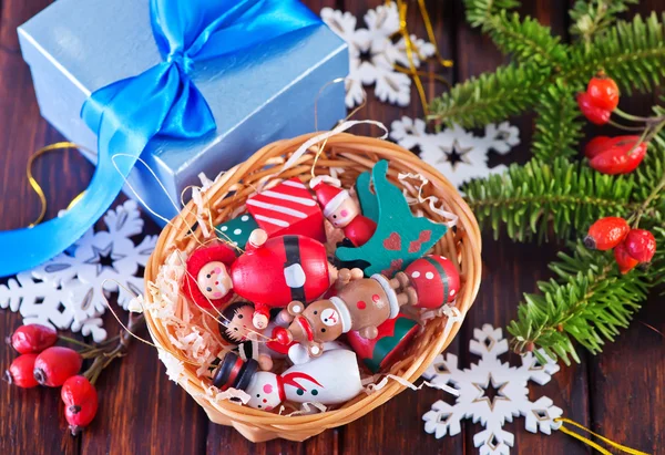 Decoraciones navideñas en cesta — Foto de Stock