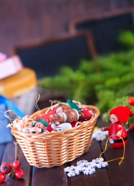Decoraciones navideñas en cesta — Foto de Stock