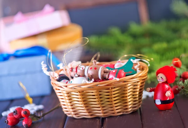 Decoraciones navideñas en cesta —  Fotos de Stock