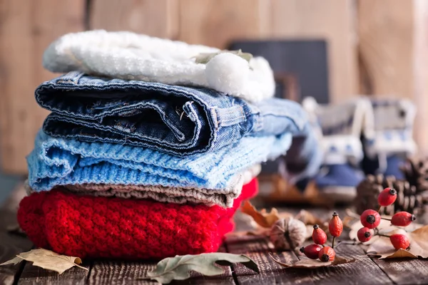 Roupas de bebê na mesa — Fotografia de Stock