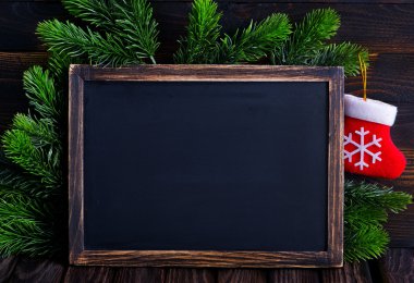 Kara tahta ve köknar ağacı dalları