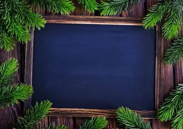 Schoolbord en Spar boomtakken — Stockfoto