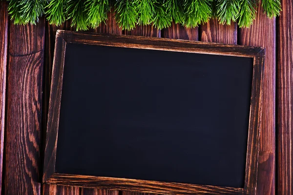 Chalkboard dan cabang pohon cemara — Stok Foto
