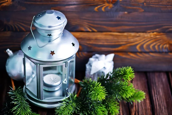 Christmas lamp op rustieke tabel — Stockfoto