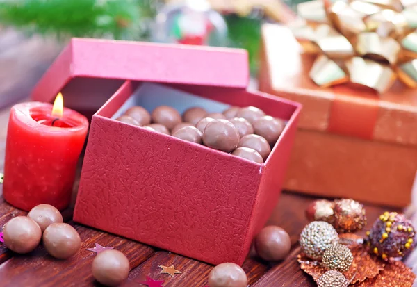 Caramelos de chocolate en caja — Foto de Stock