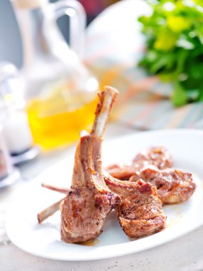 Kızarmış pirzola et