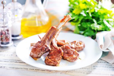 Kızarmış pirzola et