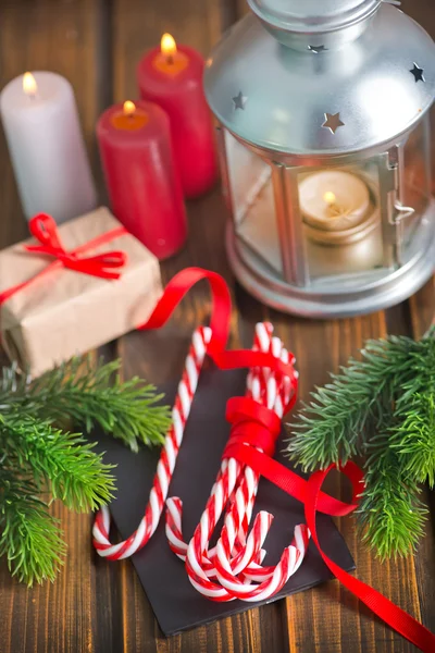 木製のテーブルの上のクリスマスの装飾 — ストック写真