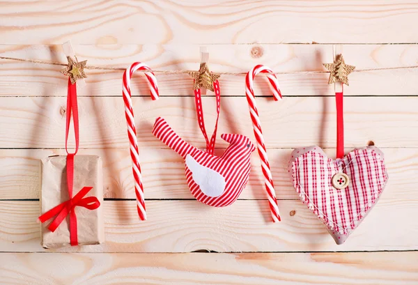 Decorações de Natal na mesa de madeira — Fotografia de Stock