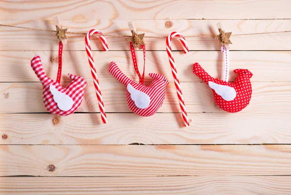 Kerstversiering op de houten tafel — Stockfoto