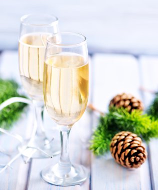 İki şampanya bardağı.