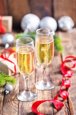 Noel dekorasyonu ve şampanya