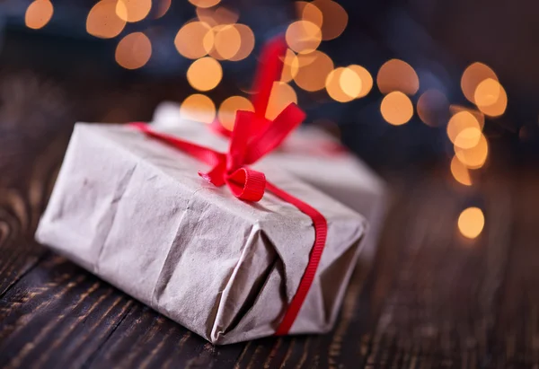 De giften van Kerstmis op tafel — Stockfoto