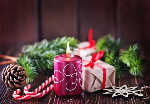 Vánoční dekorace a svíčka — Stock fotografie