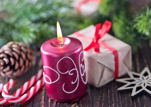 Świąteczna dekoracja i świeca — Zdjęcie stockowe