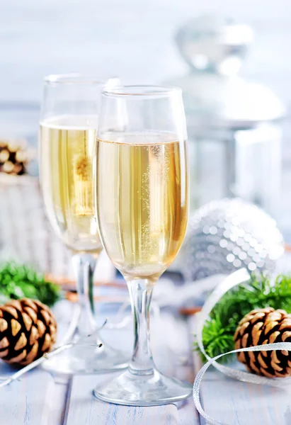 Weihnachtsdeko und Champagner — Stockfoto