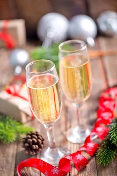 Kerstdecoratie en champagne — Stockfoto