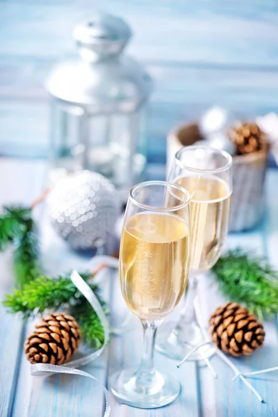 Kerstdecoratie en champagne — Stockfoto