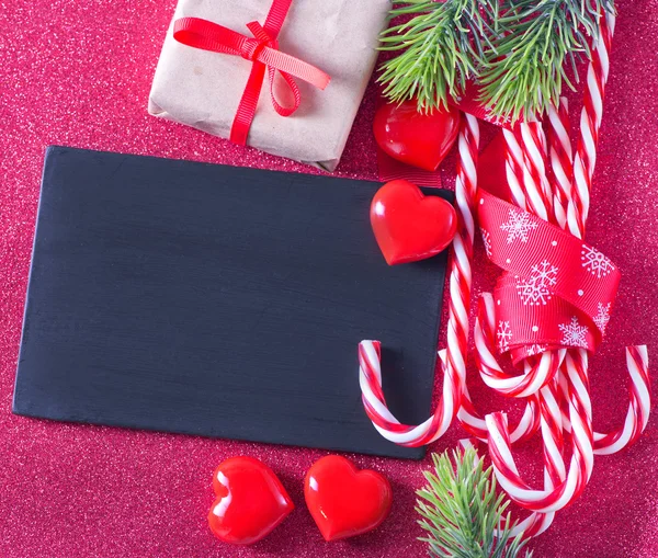 Decoraciones navideñas y pizarra negra —  Fotos de Stock