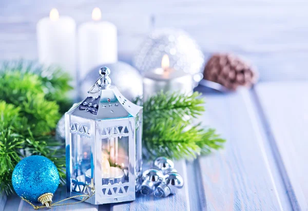 Decoraciones y velas navideñas — Foto de Stock