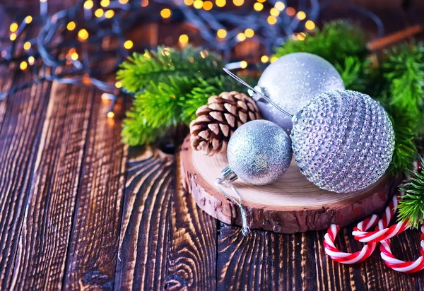 Las decoraciones navideñas sobre la mesa —  Fotos de Stock