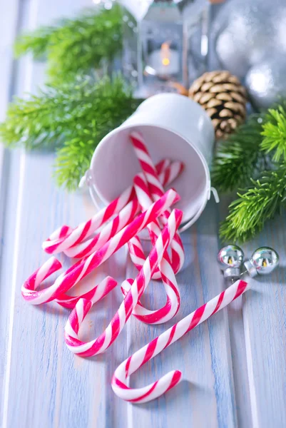 Şekerler üzerinde Noel süsleri — Stok fotoğraf