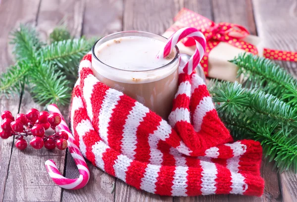 Weihnachtsgetränk mit Zuckerstangen — Stockfoto