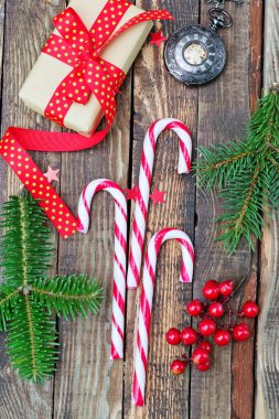 kırmızı kurdele ile mevcut